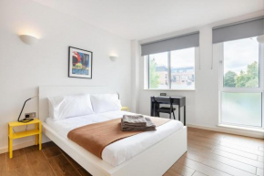 2 Bed Apartment London - 4 local train stations!